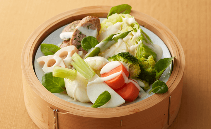 冬の蒸し野菜サラダ手作りソーセージ添え