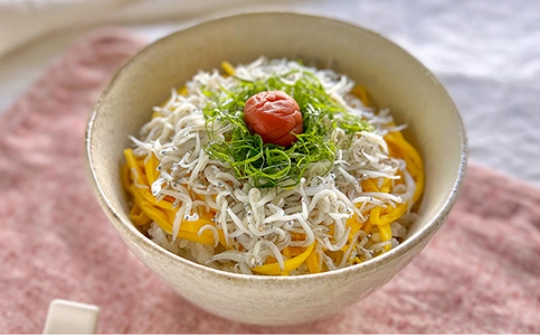 「白だし仕立て」でしらす丼
